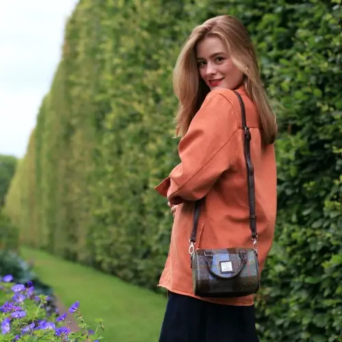 Vrouw buiten met een tasje met tartan print