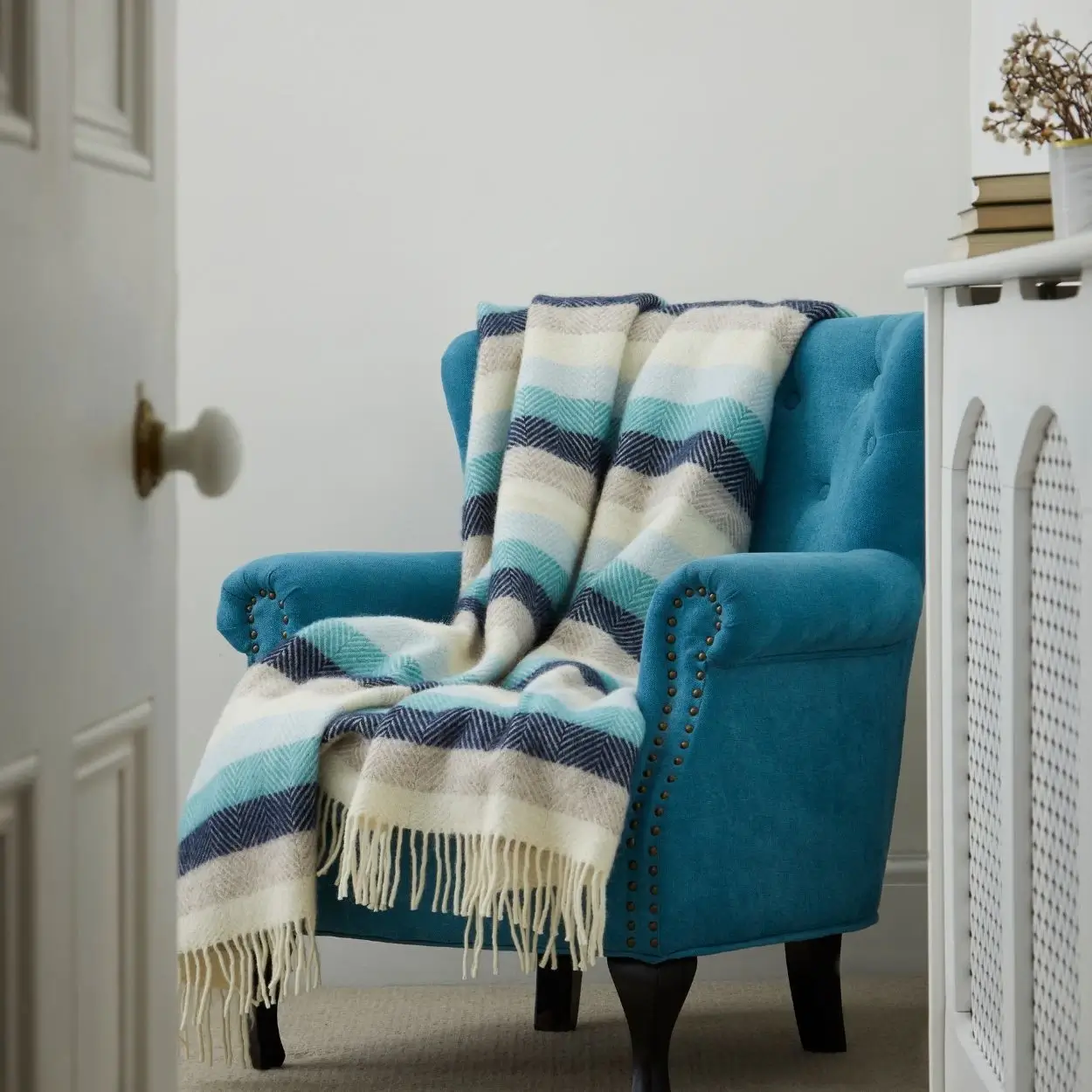 Stoel met gestreept blauw plaid erover